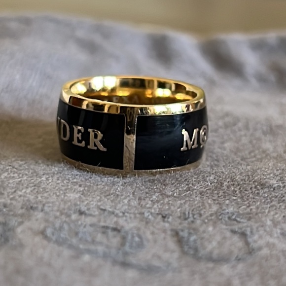 Authentic pre passing Alexander McQueen black enamel gold signature ring w/pouch - Picture 9 of 13
